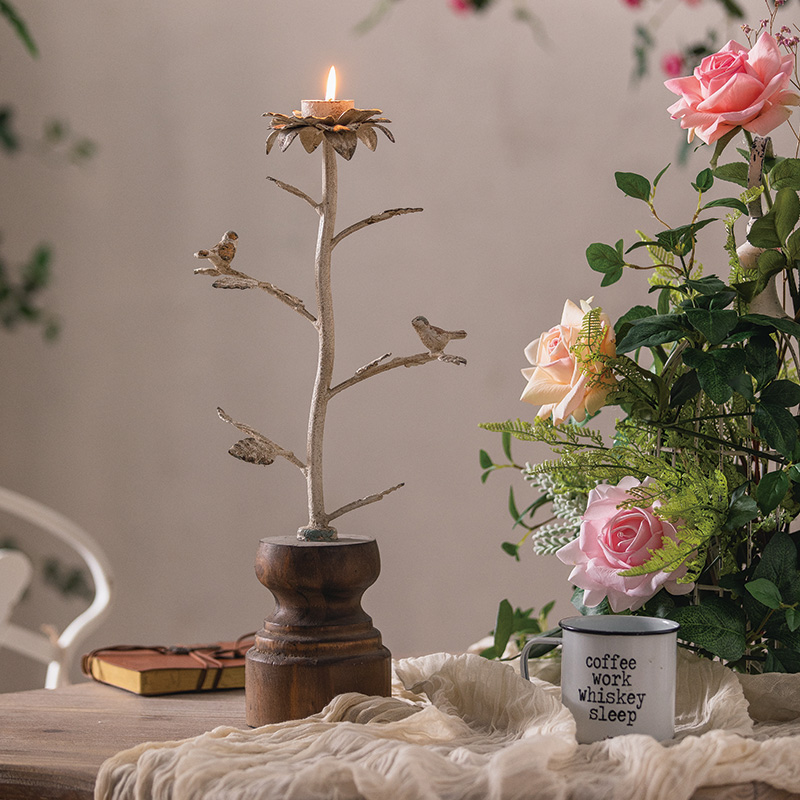 Interior Design White And Wood - ของตกแต่งบ้านสไตล์วินเทจฝรั่งเศส เชิงเทียนโลหะรูปดอกไม้สีขาววินเทจพร้อมฐานไม้สำหรับห้องนั่งเล่น